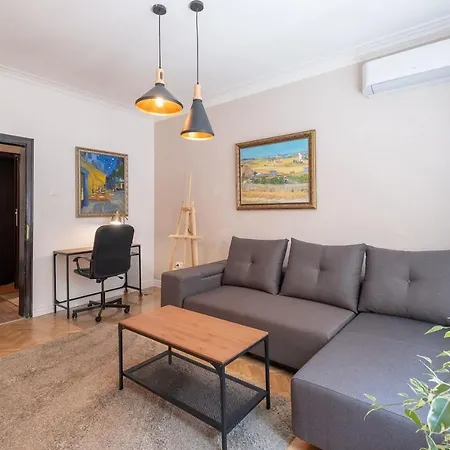شقة Sophisticated Gem With Private Parking