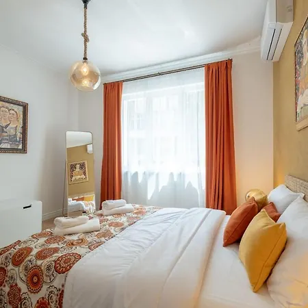 Sophisticated Gem With Private Parking דירה