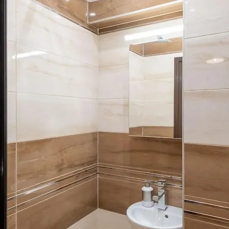 Sophisticated Gem With Private Parking Апартамент