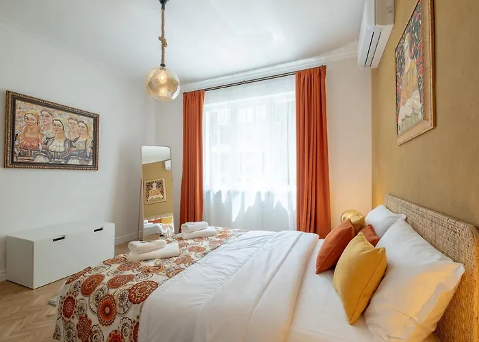 Sophisticated Gem With Private Parking アパート